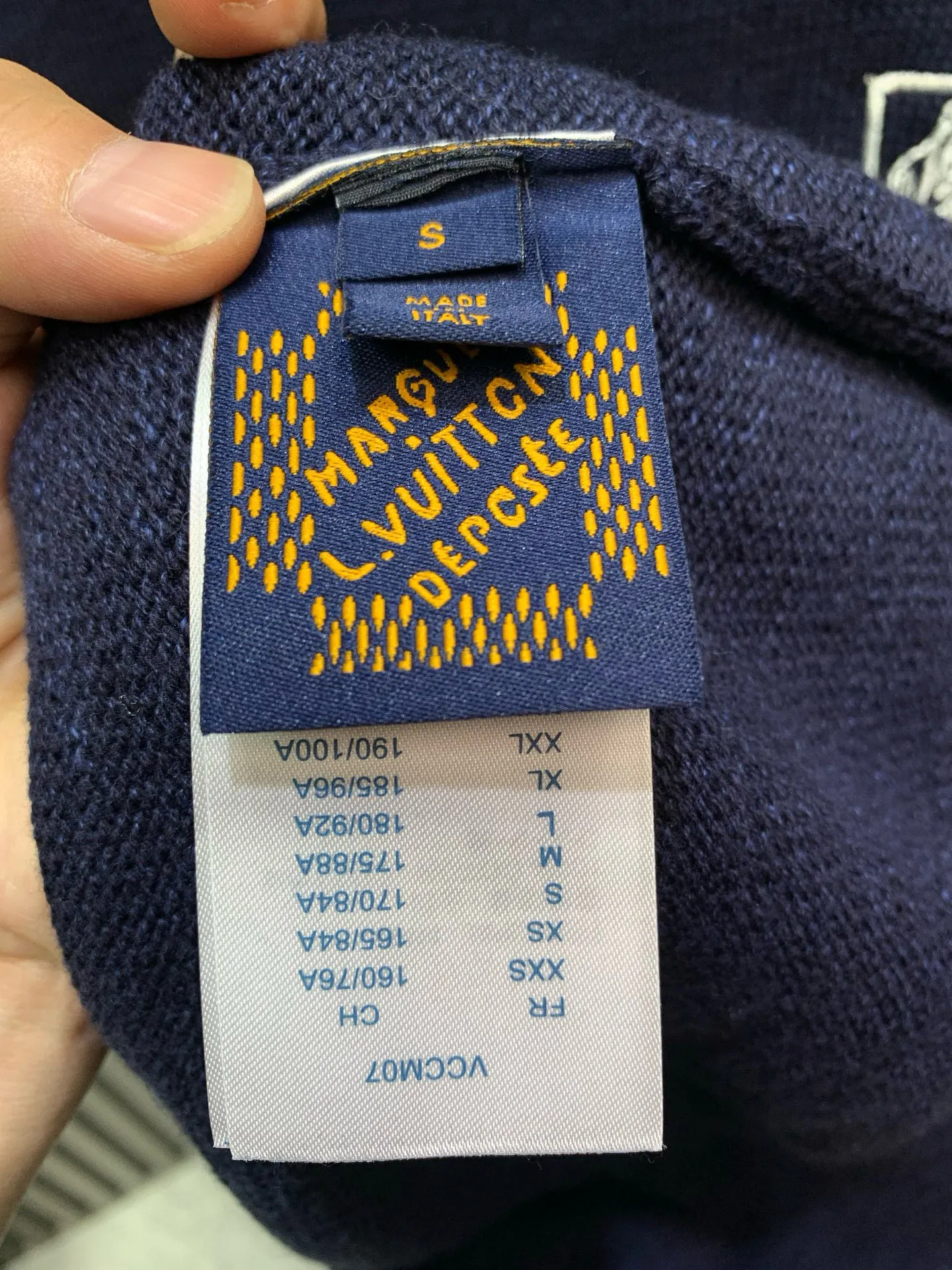 🅿️400 🀄️ Louis Vuitton Louis Vuitton 25SS Lou*s Vuitt*n new conch embroidered logo floral button round neck long-sleeved sweater 100% cotton navy blue color same style full size available for men and women in stock Process description: Use singed mercerized long-staple cotton Custom dyed yarn color similarity is as high as 95% for spinning Use 100% top-grade long-staple cotton Fully combed and tightly sewn with singeing and mercerization technology, more wrinkle-resistant and non-pilling, clear texture, non-sticky for long-term wear in summer, particularly good at absorbing sweat. The body is woven using a 7-needle computerized flat knitting machine. The embroidery is made with water-soluble cloth, with up to 3,000 lines of embroidery. Restores YB quality. Navy blue and dark colors are worn in advanced and slimming styles, showing a casual and lazy style. Customized surface accessories